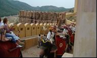 Maharajá de Jaipur para conmemorar la visita del rey George de Inglaterra), hoy convertido en museo. Cena en el hotel y alojamiento.