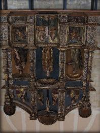 El retablo mayor barroco fue construido en el año 1700 por Lucas Ortiz de Boar, con esculturas de Tomás de Sierra.