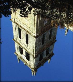 A los pies, al lado de la nave del evangelio, se levanta la torre fortaleza con cuatro cuerpos y ventanales románicos, y el último tramo construido en el siglo XVI.