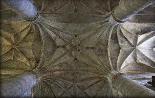 A los pies se levanta un coro alto con una gran tribuna para el órgano de talla plateresca, del primer cuarto del siglo XVI.