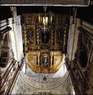 El retablo mayor barroco fue realizado en el siglo XVII con esculturas de San Juan Bautista, Inmaculada, San Juan, San Francisco y sagrario con el relieve de la Resurrección del siglo XVI.
