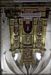 Alfonso Martín Castrillo, con bóveda estrellada y policromada, reja del siglo XVI e interesante retablo.
