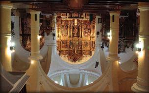 La parte central del crucero presenta cúpula sobre pechinas decoradas con óculos y yeserías, y la capilla mayor con bóveda de cañón. Torre situada a los pies y realizada en piedra y ladrillo.