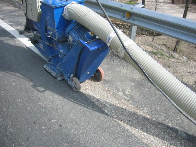 superficial entre el neumático y la carretera; asegurar un contacto seco entre el neumático y el granulado superficial rompiendo la película de agua.