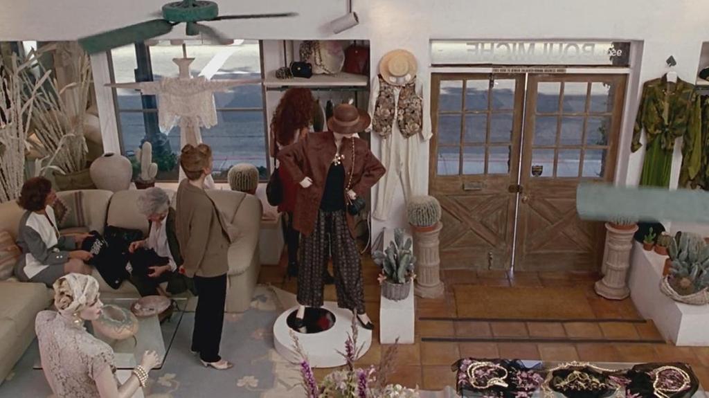 Uno de los iconos más reales que aparecen a lo largo de la película es el maniquí vestido con un abrigo y sombrero marrón, y pantalones, camiseta y zapatos