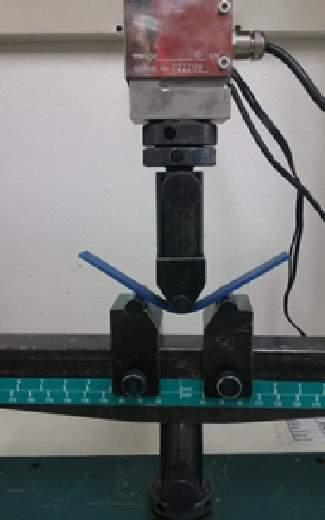 Ensayo de flexión para Polímeros Es un método para medir las propiedades de flexión de un plástico o cerámico mediante el establecimiento de una barra de ensayo a través de dos soportes hasta que se