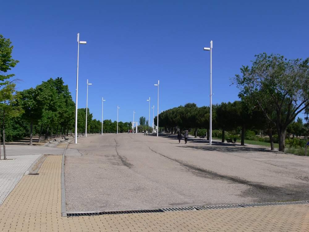 PARQUE JUAN CARLOS I 9 Paseo de Verano Con una anchura aproximada de 80 metros y una longitud de 250, el tramo inicial del Paseo de Veranos discurre entre la escultura de Dani Karavan y el puente
