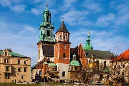 simbolismo del Holocausto. Por la tarde llegaremos a Cracovia. La que fuera capital de Polonia es hoy su destino turístico más popular.