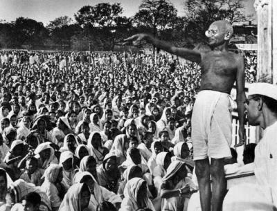 GANDHI Y LA DESCOLONIZACION DE LA INDIA: 1915-1948 Gandhi regreso a la India en 1915, este organiza la resistencia de los pequeños cosecheros del añil de Bihar contra las exigencias de