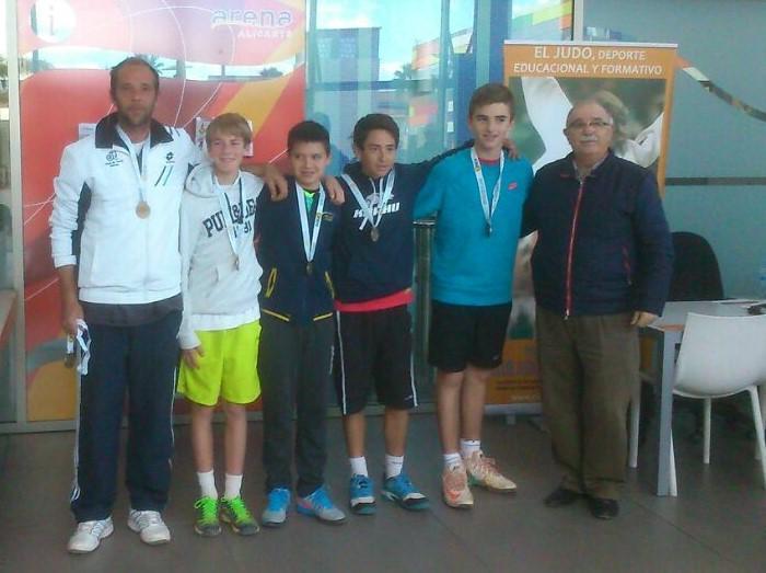 EQUIPO INFANTIL MASCULINO: El equipo infantil del Club de Tenis Denia ha sido campeón de 2ª División al derrotar al C.T.Arena por 3 a 2.