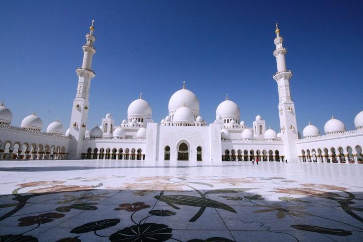 La primera parada se realiza en la Gran Mezquita Sheiekh Zayed, una de las