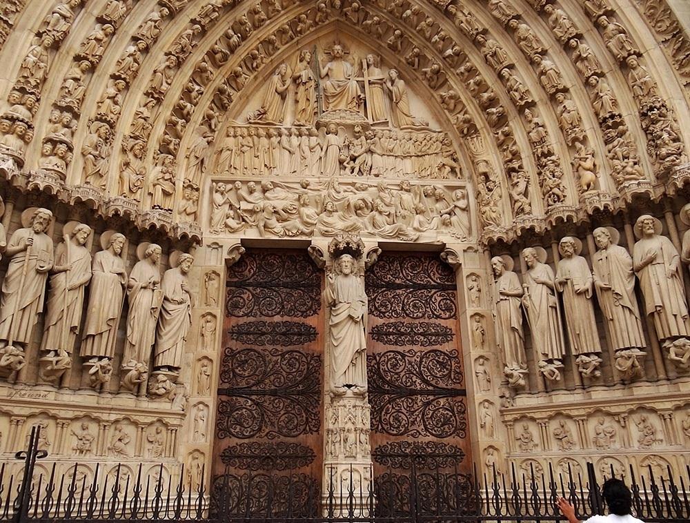 Portal del Juicio Final Catedral de Notre Dame Muestra esculturas representando la resurrección de los muertos.