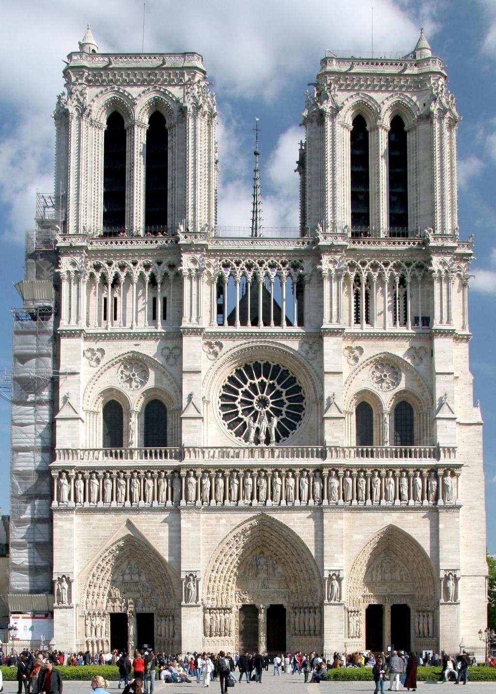 Generalidades Contiene 5 naves y 37 capillas. Estancias bien iluminadas gracias a sus 3 rosetones y a las 113 vidrieras que se reparten por toda la fachada.