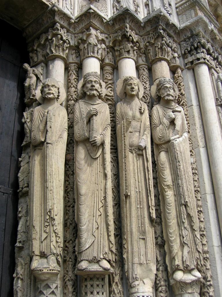 Las esculturas y relieves están inspirados en los del pórtico oeste de la basílica de Saint Denis.
