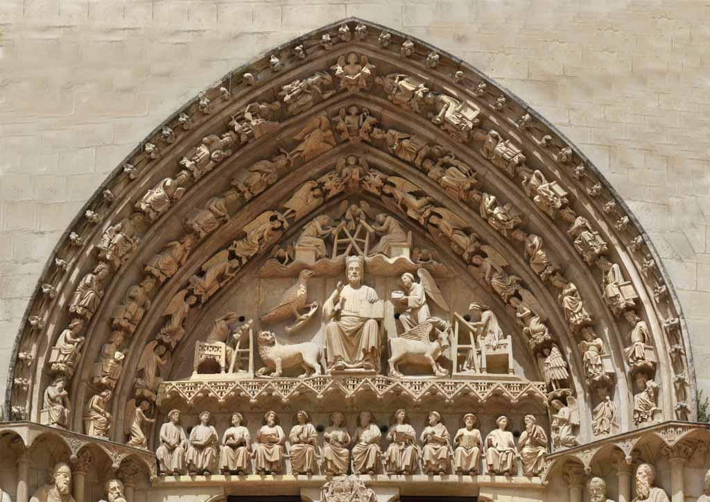 La confrontación directa con el arte escultórico de la Francia gótica ejerce una influencia decisiva sobre los inicios de la