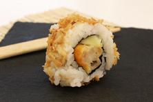 Temaki es diferente de sushi maki, ya que no se corta en piezas.
