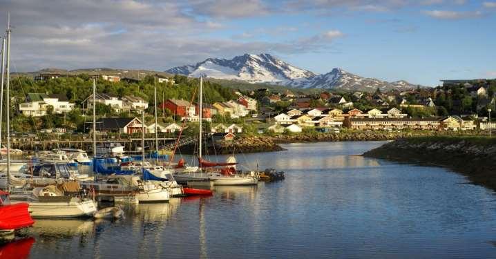 .. así como los animales más dóciles como los alces, renos o zorros árticos. Almuerzo. Continuación en dirección hacia Narvik, la famosa ciudad portuaria.