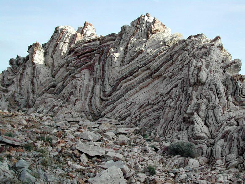 RELIEVES EN REGIONES PLEGADAS LOS RELIEVES ESTRUCTURALES Las rocas sedimentarias responden a la tectónica plegándose, estos pliegues se asocian formando formas muy variadas