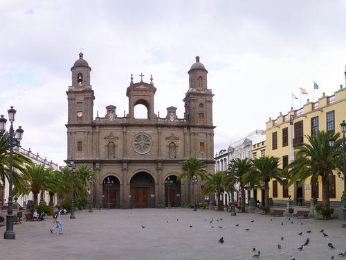 Catedral y Plaza de Santa Ana, Vegueta. Julio, 1 9:00 h.