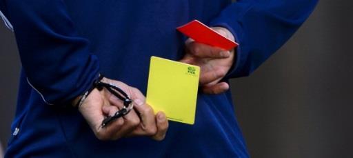 - Tendrá autoridad para mostrar tarjetas amarillas o rojas y, allá donde lo permitan las reglas de las competiciones, excluir temporalmente a un jugador, desde el momento en que entra en el terreno