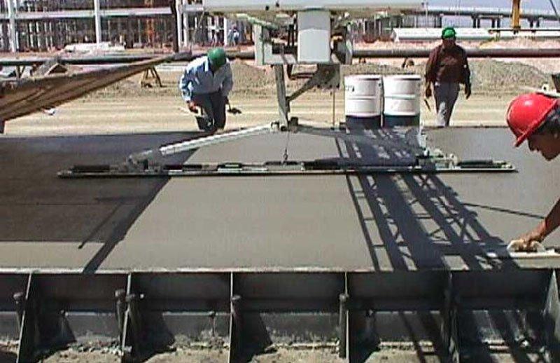 Los equipos principales necesarios para la ejecución del pavimento de hormigón son: Bomba de hormigón s/camión.