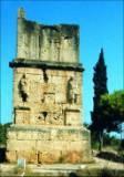 un carácter funerario porque en el plinto hay una pequeña cámara donde se guarda una urna con las cenizas del emperador; la columna estaba coronada por una estatua de Trajano, que hoy ha sido