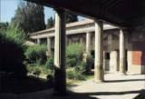 ; al fondo el peristilium o patio, también porticado con columnas y que servía de jardín o