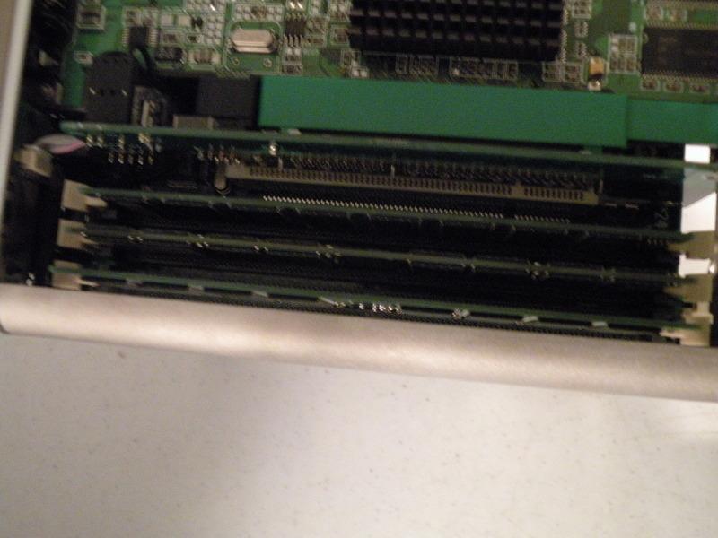 Hay 3 ranuras de memoria RAM, que son estándar PC100