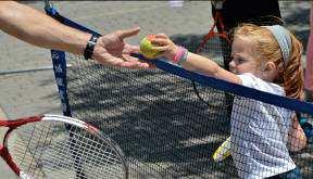 ZONA 6. Pistes de Tennis S hi duran a terme les cloendes de les activitats dels alumnes de l Escola Esportiva Municipal de Tennis Infantil i les de les activitats de tennis per a adults.