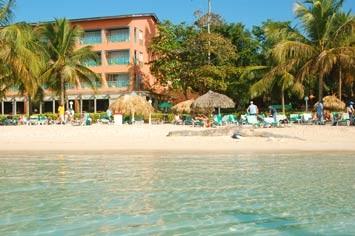 Don Juan Beach Resort El Hotel Don Juan es un moderno resort de arquitectura tropical, localizado directamente en la famosa playa de arenas blancas y aguas cristalinas de Boca Chica" A solo 8 km del