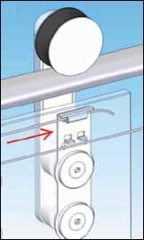 Lleve el cable al extremo, donde se ubica el rodillo/polea exterior y páselo a través de la polea de abajo hacia arriba, para