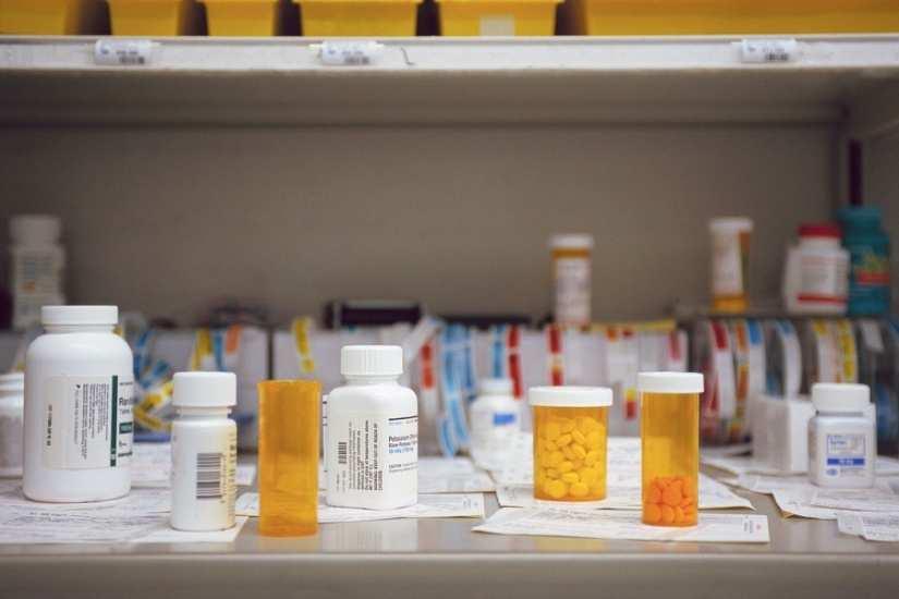 Acceso a medicamentos sin receta En muchos países en desarrollo es fácil obtener antibióticos en los hospitales, en farmacias sin receta Características de los medicamentos sin receta que contribuyen