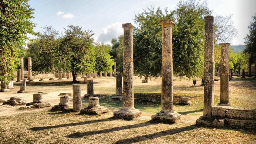 DIA 2 OLIMPIA - DELFOS Después del desayuno se realizará la visita del área arqueológica de Olimpia, sede antigua de la celebración de los Juegos Olímpicos, que datan del año 776 a.c. y continuaron hasta finales del siglo IV.