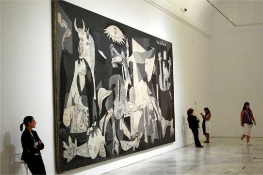 4.- Historia del cuadro y su trascendencia. Tras recibir la noticia del bombardeo de Guernica, Picasso trabajó frenéticamente para completar el cuadro.