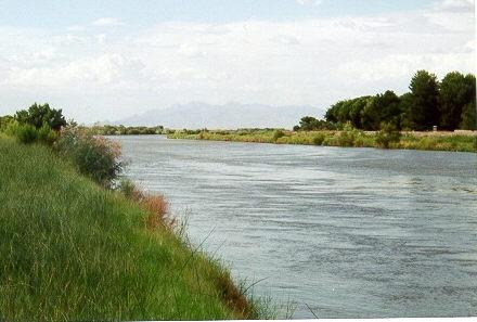 Americana Deriva agua del Río Bravo hacia el canal de riego de EUen El Paso.