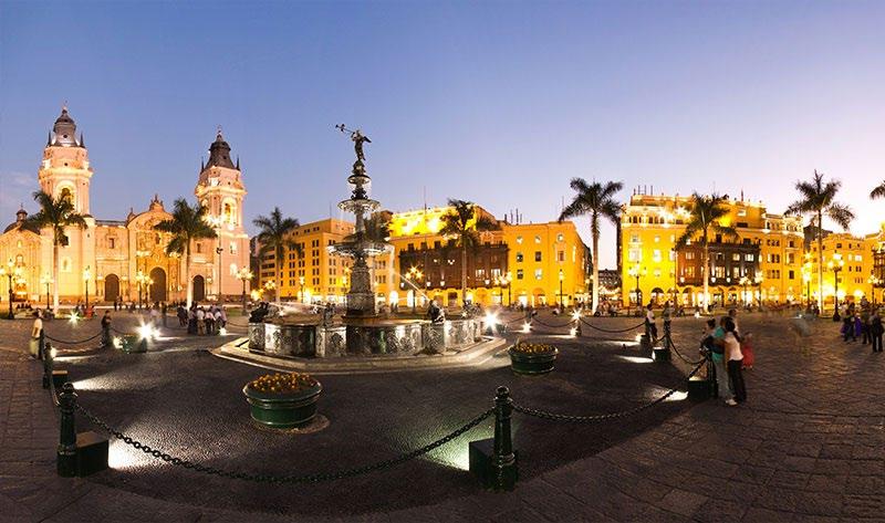 Conocemos el centro histórico, articulado en torno a la monumental Plaza de Armas, corazón de la vida política y espiritual.