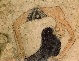 EGIPTO Las danzas Egipcias más antiguas que se conocen fueron realizadas por mujeres, ellas iban vestidas (Con oro) y los hombres usaban un pañuelo