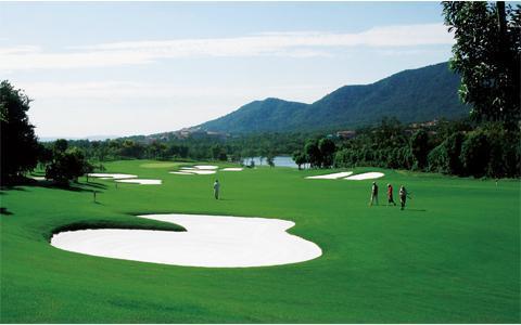 Club Internacional de Golf de Zhongshan Está situado en el este de la Montaña Púrpura (Zijin) y ocupa una superficie de unos 2,45 millones de metros cuadrados.