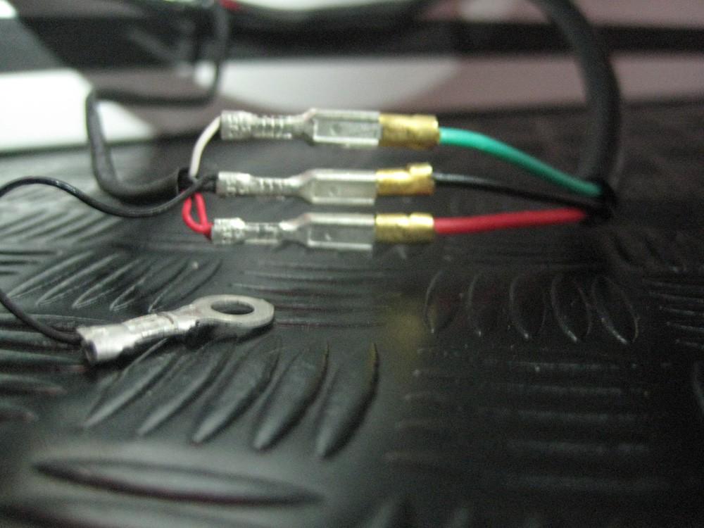 I ) Instalación 5) Si se va a seguir usando la pedalera con la carcasa negra, se recomienda hacer una agujero en la parte trasera para introducir el cable del sensor de presión 6) Conectamos los