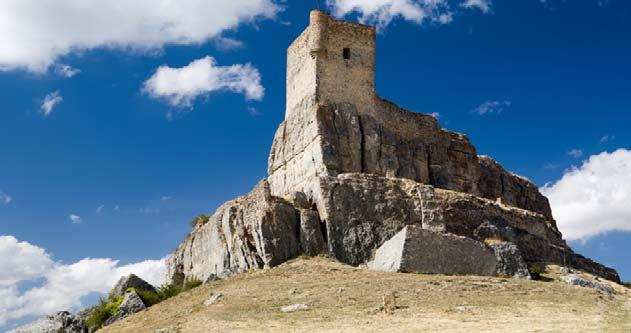 CASTILLO DE ATIENZA, Atienza De esta fortaleza se conserva, principalmente, su gran torre del homenaje, y la puerta de acceso, con arco de medio punto, ubicada junto a un torreón de planta cuadrada.