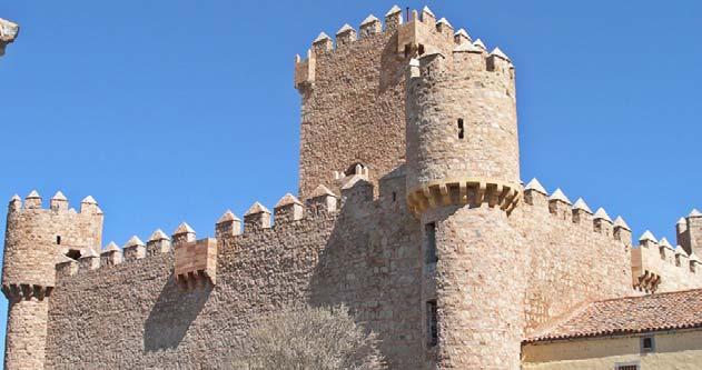Foto: Turismo Castilla La Mancha CASTILLO DE JADRAQUE, Jadraque Su arquitectura revela ya, por sus características, el incipiente renacimiento español, por influencia italiana.