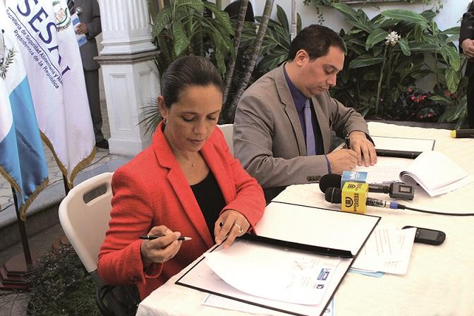 El secretario la SESAN, Lic. Luis Enrique Monterroso y la directora FLACSO-Guatemala, Dra.
