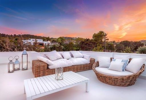 clubs in Ibiza CCBC in Cala Bassa and only 20 minutes away from Ibiza s town center and a variety of chic beach bars and fabulous restaurants The villa boost of a Large pool with an outdoor kitchen