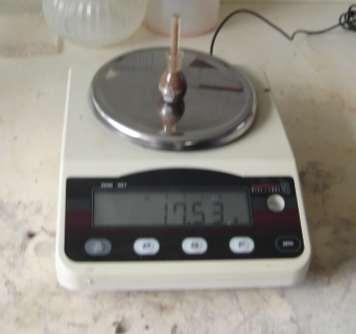 Imagen N 11: Determinación del peso específico en una muestra de relaves en el laboratorio de Microbiología (Foto: El Autor).