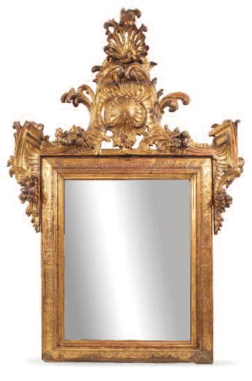 60 Espejo español, finales S. XVIII. Realizado en madera tallada y dorada. Presenta decoración vegetal de rocallas y tornapuntas.