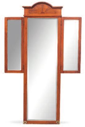 Salida 180 88 Espejo estilo Regencia, C. 1900. Realizado en madera con aplicaciones en madera frutales.