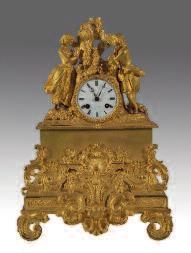 124 Reloj de sobremesa, Francia, S. XIX. Realizado en bronce dorado. Presenta base con decoración de rocallas rematada con escena galante. Firma en esfera: C.DETOUCHE Ft.