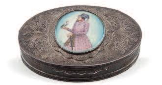 271 Cajita oval, S. XX. En plata punzonada con interior sobredorado. Placa de marfil pintado con personaje indio.