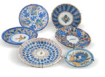 Salida 300 308 Lote de seis platos, Manises S. XIX. Realizados en cerámica policromada y esmaltada con diversos motivos vegetales.