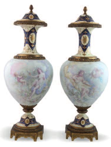 350 Pareja de jarrones, Sèvres S. XIX. En porcelana policromada y dorada. Apliques en bronce dorado.